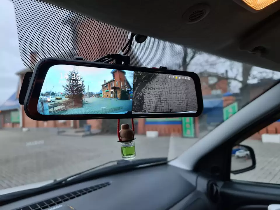 Advantages of Rear-View Cameras and Parking Sensors